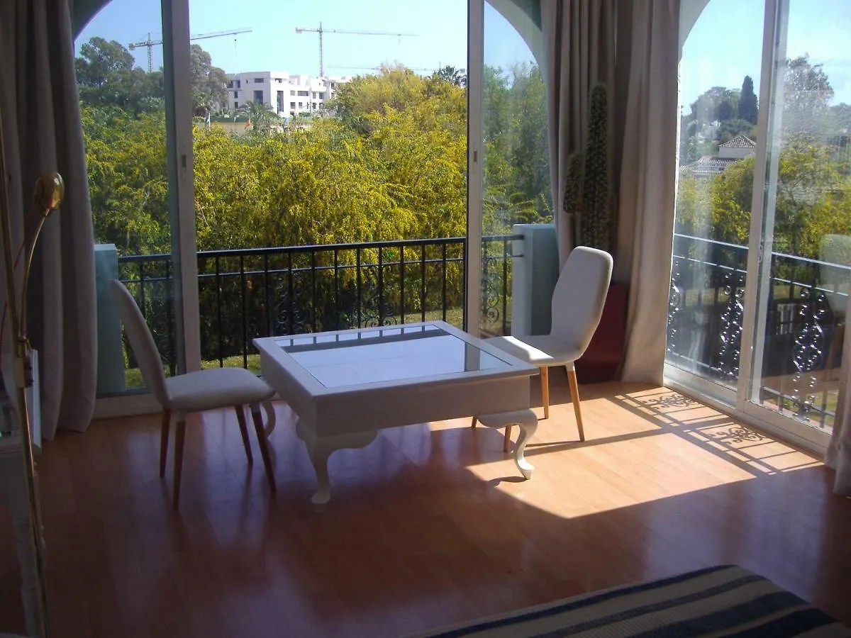 Apartamento amueblado Estepona-Marbella un dormitorio, 2 camas, sofa cama salon, a 1 Km playa, cortas temporadas.