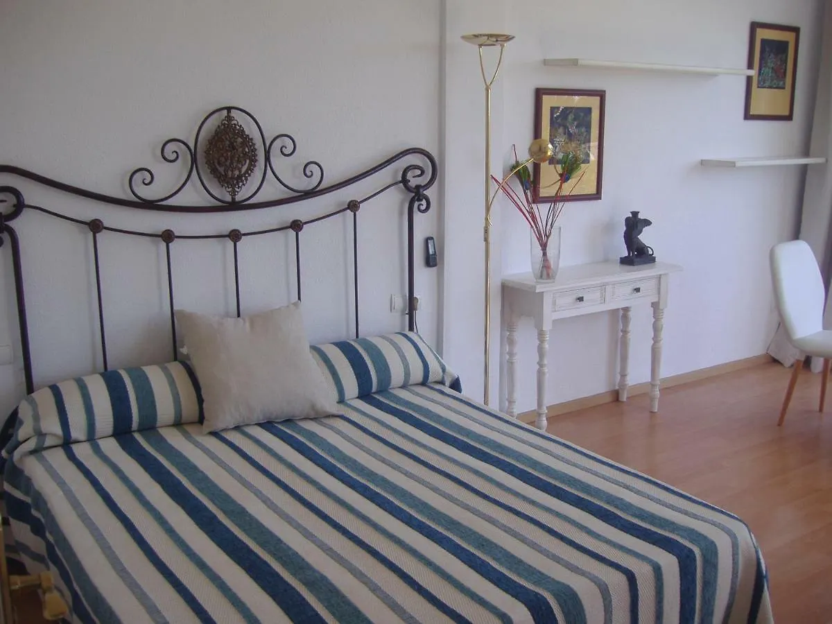 Apartamento amueblado Estepona-Marbella un dormitorio, 2 camas, sofa cama salon, a 1 Km playa, cortas temporadas. Estepona