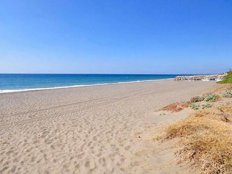 Apartamento amueblado Estepona-Marbella un dormitorio, 2 camas, sofa cama salon, a 1 Km playa, cortas temporadas.