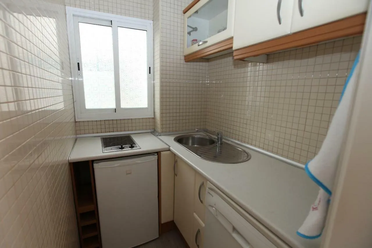 Apartamento amueblado Estepona-Marbella un dormitorio, 2 camas, sofa cama salon, a 1 Km playa, cortas temporadas. Estepona